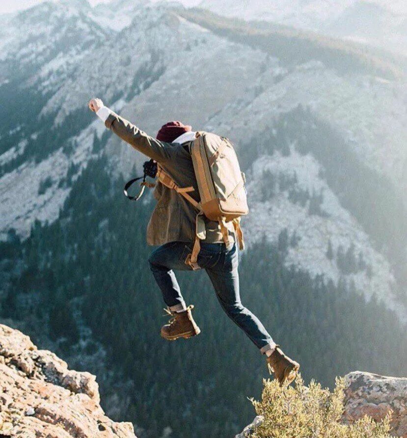 Человек голосует на дороге. Артемий сурин кругосветка. Рюкзак для туризма. Профессиональный путешественник. Леонид круглов путешествие.