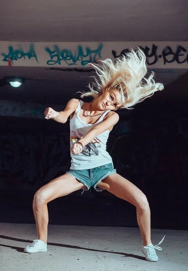 художественная фотография. девушка танцовщица. те кто танцевали казались безумцами тому. танцующие казались безумными тем кто не мог слышать музыку. девушка танцовщица.