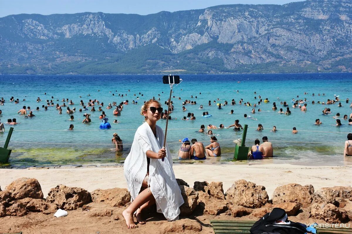 Туристы из россии в турции. Мугла Турция пляж. Туристы в Турции. Туристы на пляже в Турции. Турция пляж люди.