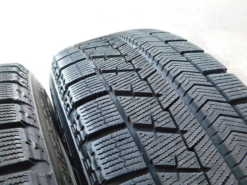 Бриджстоун липучка зима. Bridgestone blizzak vrx 91s. Bridgestone revo 2 протектор. Bridgestone зима липучка. Бриджстоун липучка r13.