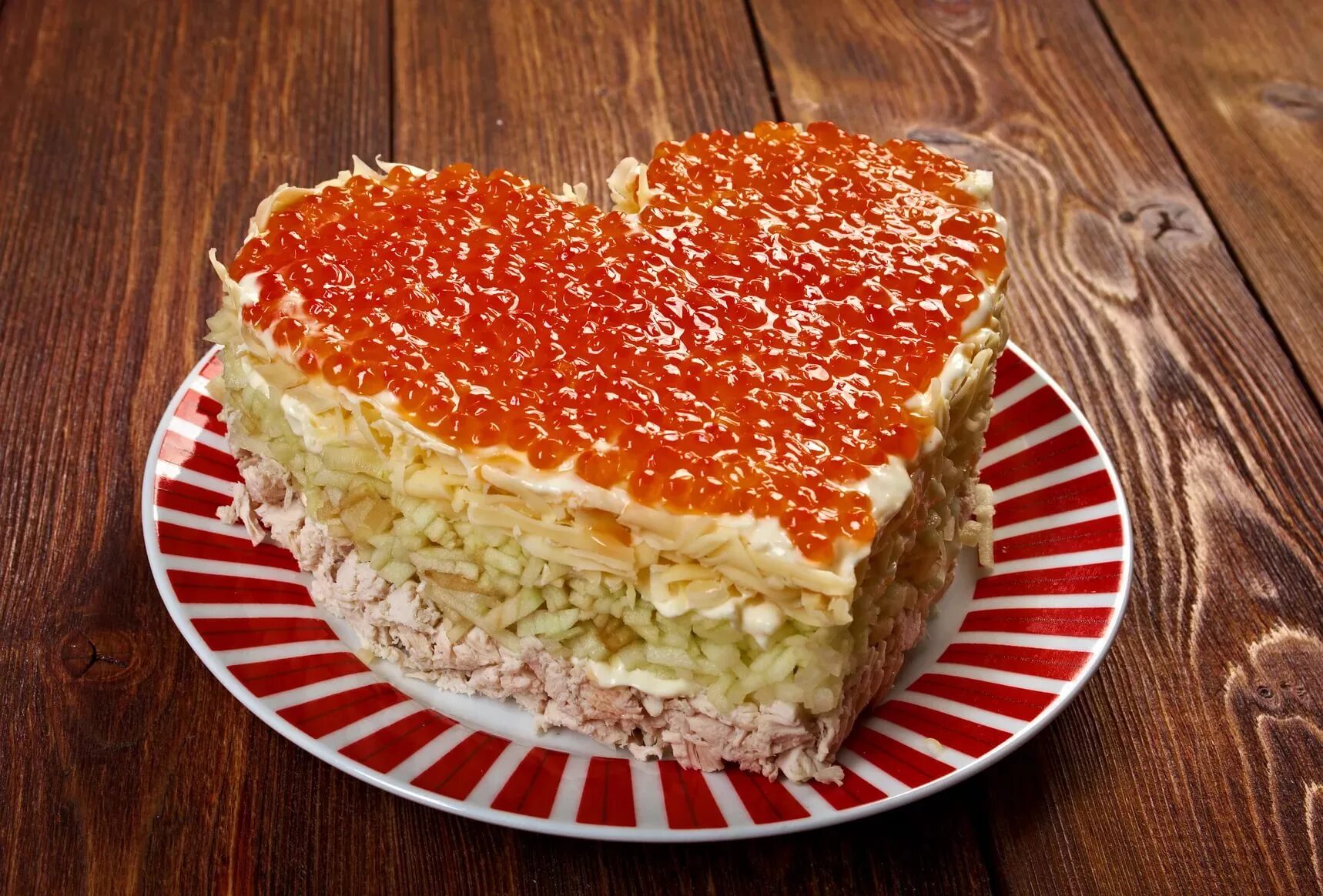 Слоеный салат в форме сердца. Салат слоями с сердцем. Салаты на день влюблённых. Салат слоеный сердце. Салат слоями с сердцем.