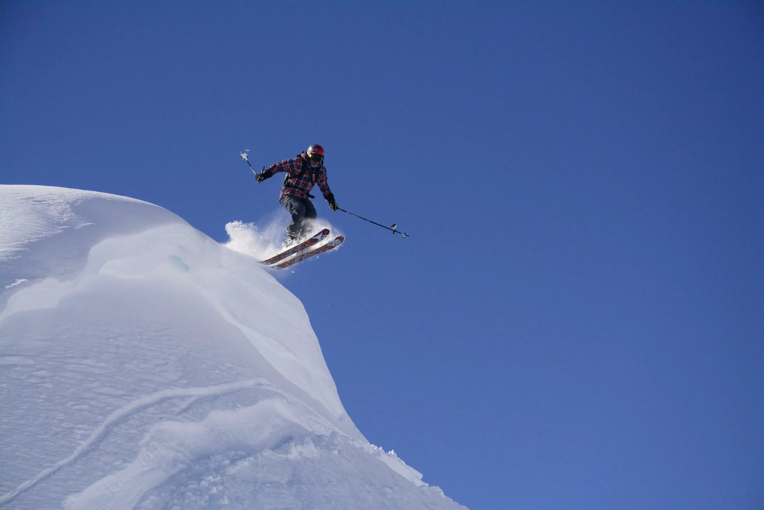 Фристайл. Фристайл красивые фото. Skier Skiing down. Ski down a Mountain. Great skiing