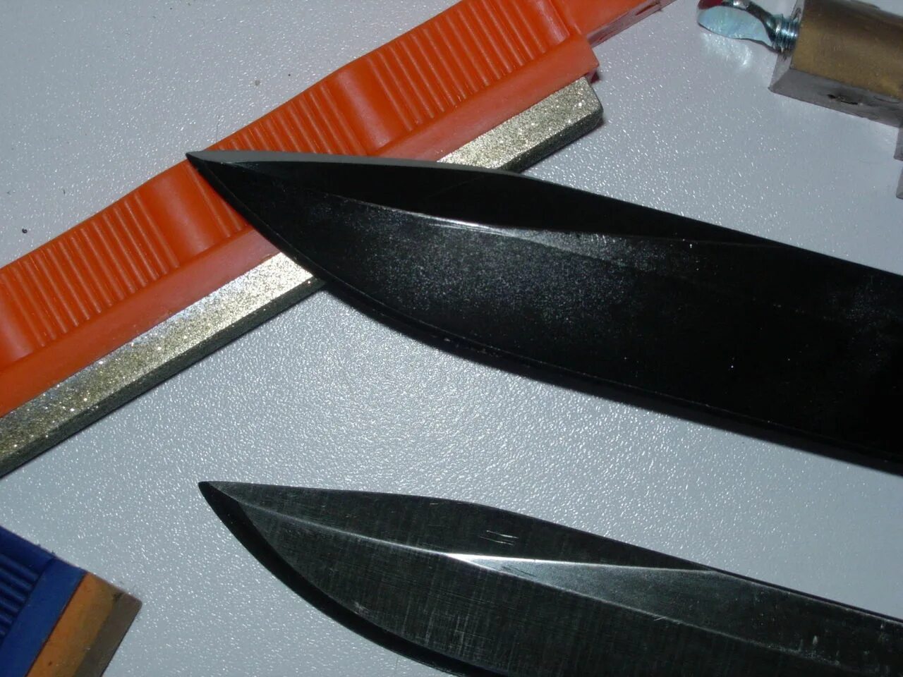 Губы на кончике ножа новелла. Губы осьминоги новый тренд. Соль на кончике ножа. Спуск клинка ножа. Нож с зубчатым лезвием.