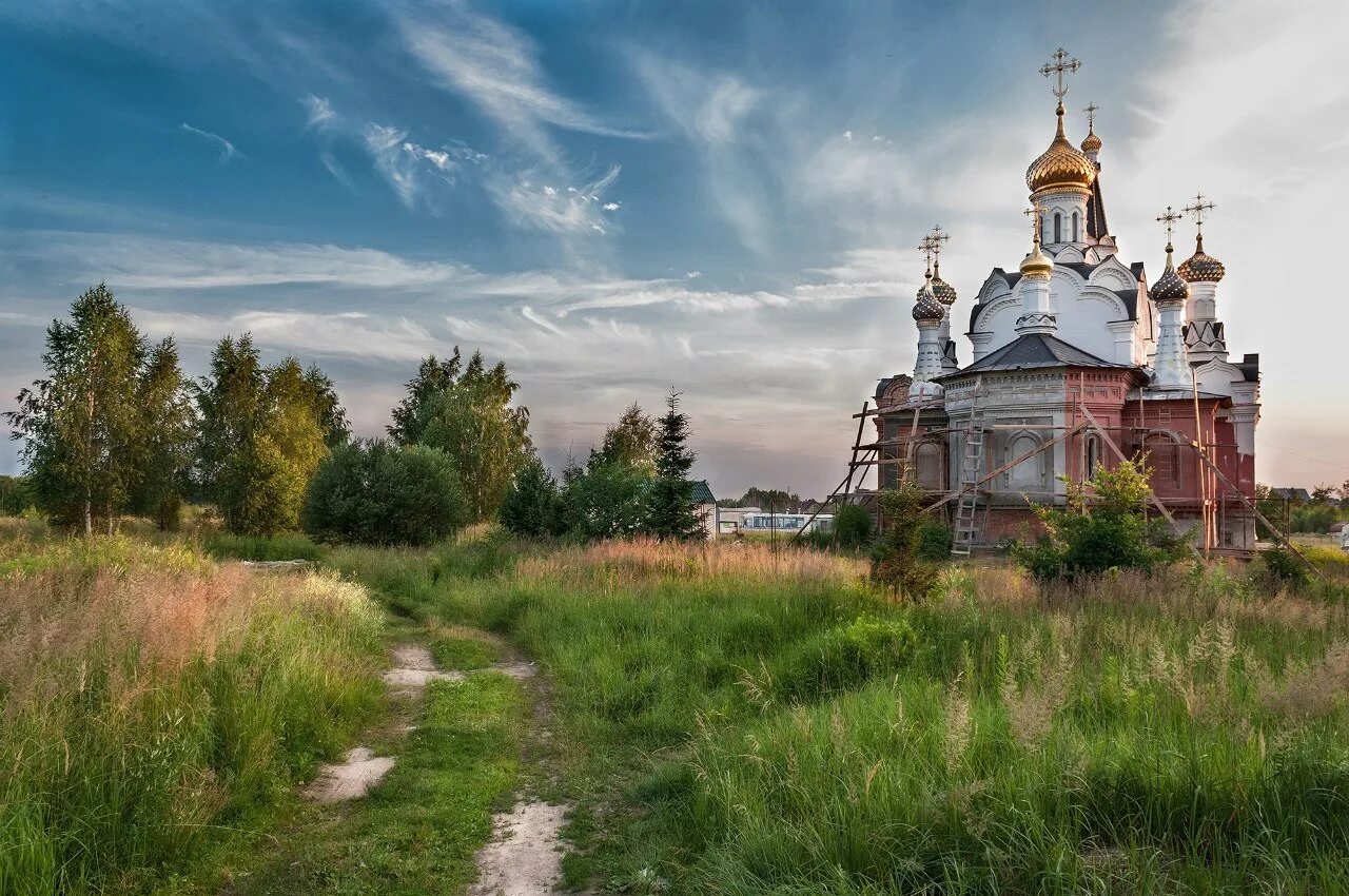 Белоозерский Воскресенский район. Белоозерский храм всех святых. Белоозерский достопримечательности. Город Белоозерский Воскресенского района.