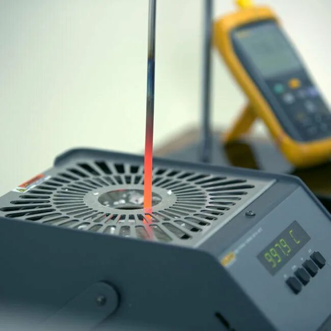 Temperature calibration. Fluke 9100 with thermo calibration. калибратор уральских. calibration laboratory.