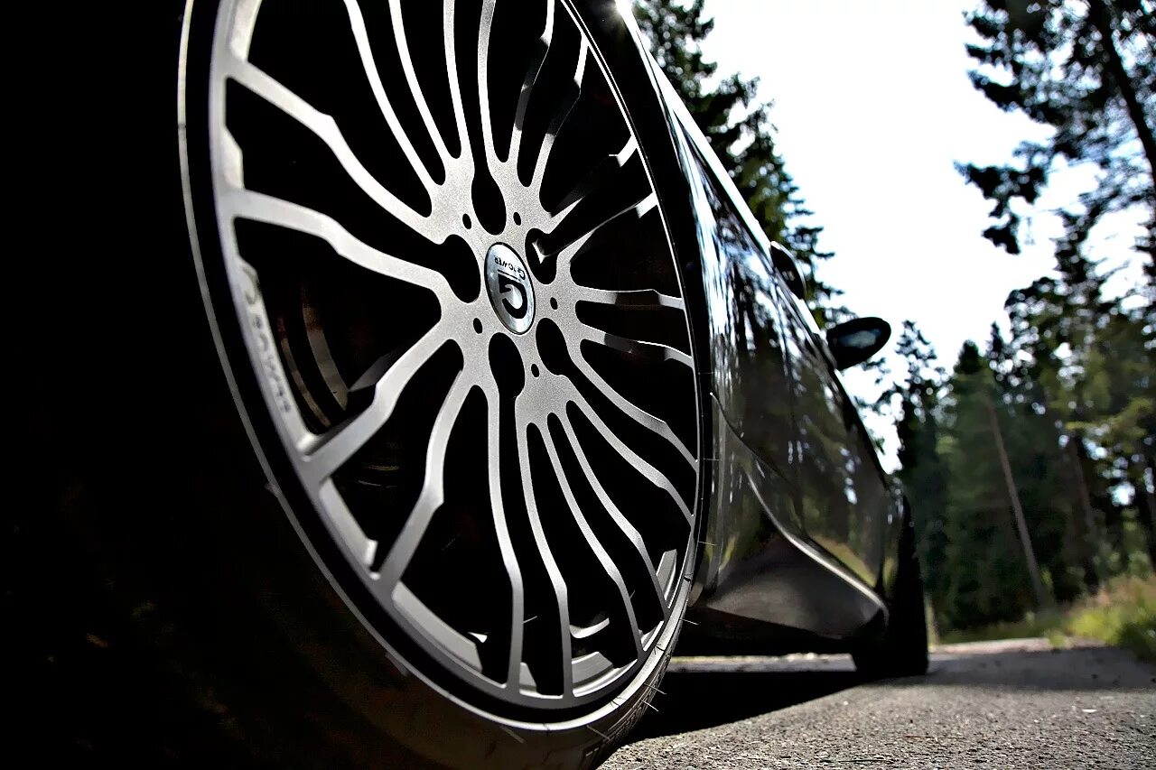 На автомобиле установлены колеса с дисками. G-Power BMW m6 Hurricane RR. Диски на БМВ G Power. Красивые диски. Красивые колеса.