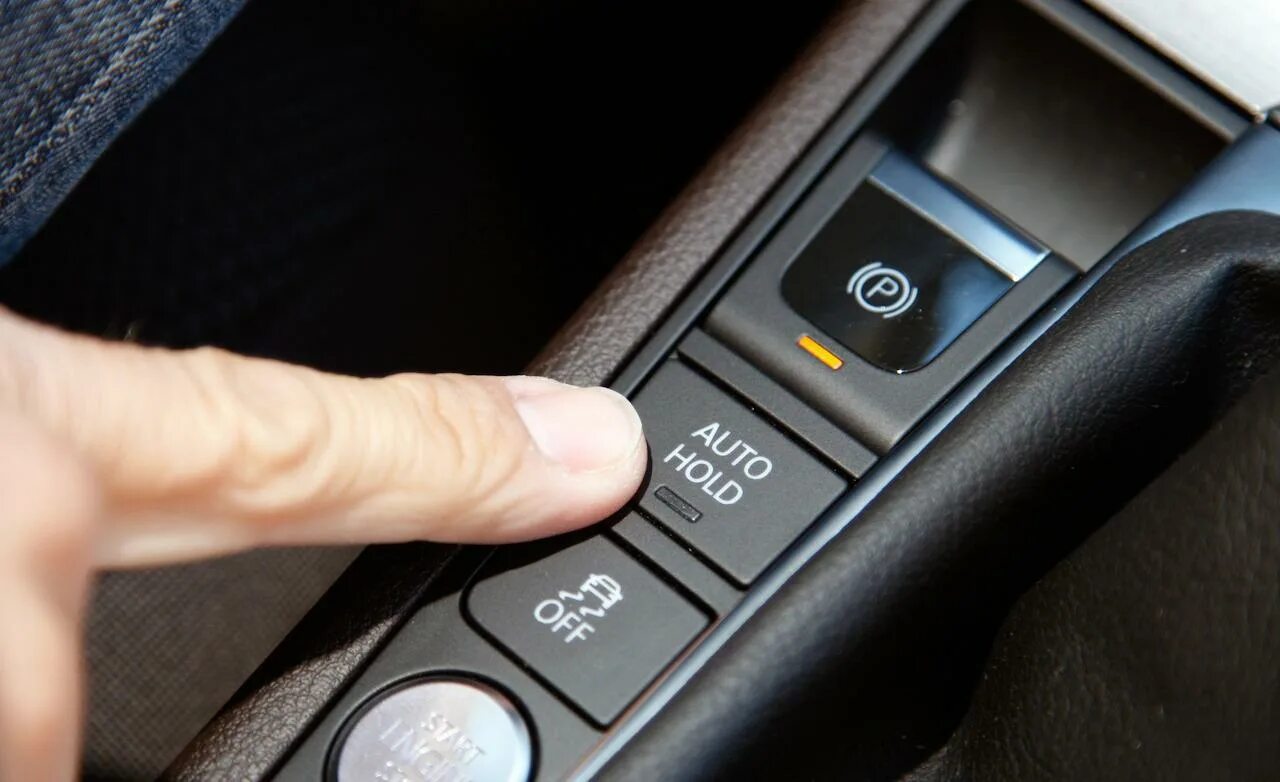 Система hold. Кнопка автохолд фольксваген тигуан. кнопка стояночного vw passat b6. кнопка автоматической парковки пассат б6. кнопка auto hold фольксваген пассат б6.