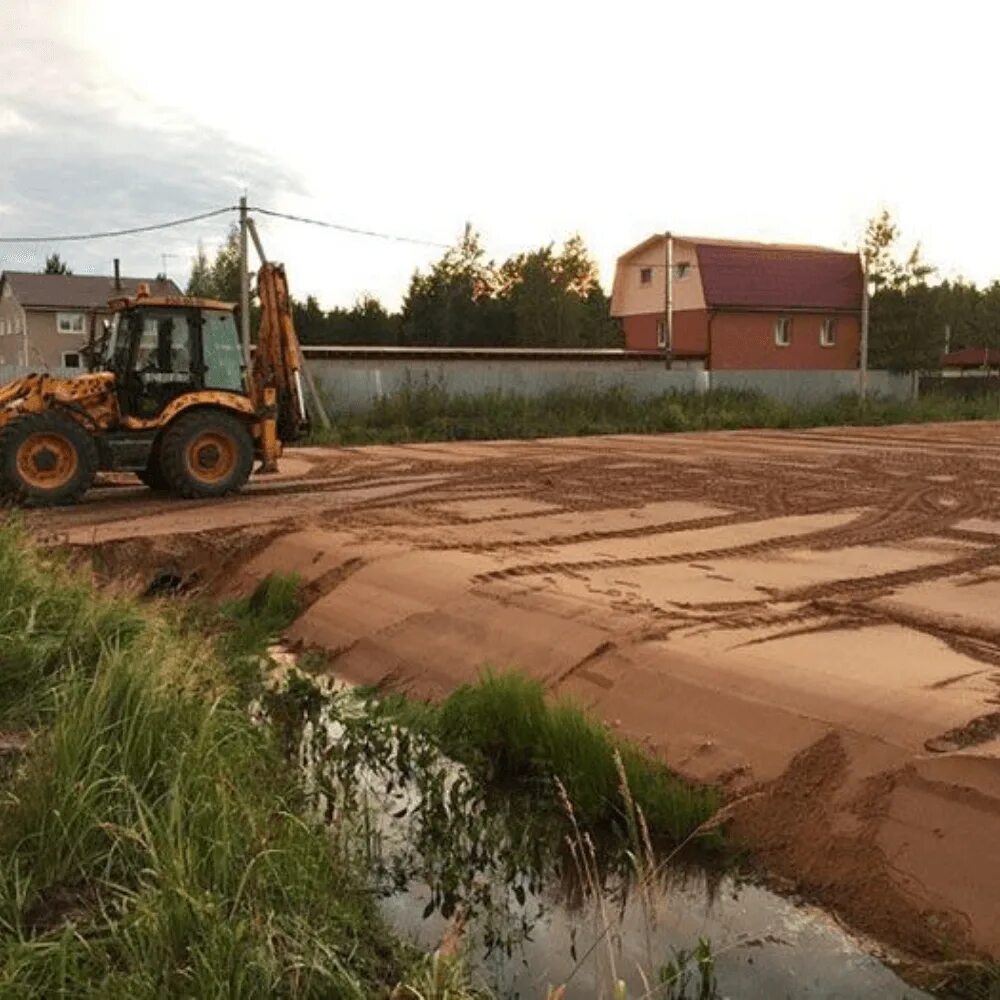 Земляная засыпка. Планировка территории подсыпка дороги. Отсыпка и планировка участка. Грунт для отсыпки участка. Выравнивание участка.