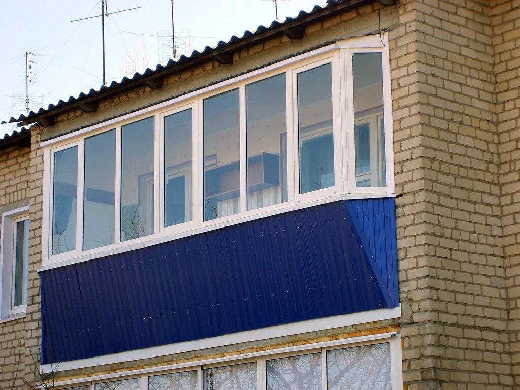 Балконы волной. Обшивка балкона профнастилом. Профнастил для балкона. Внешняя отделка балкона профлистом. Балкон из профнастила.
