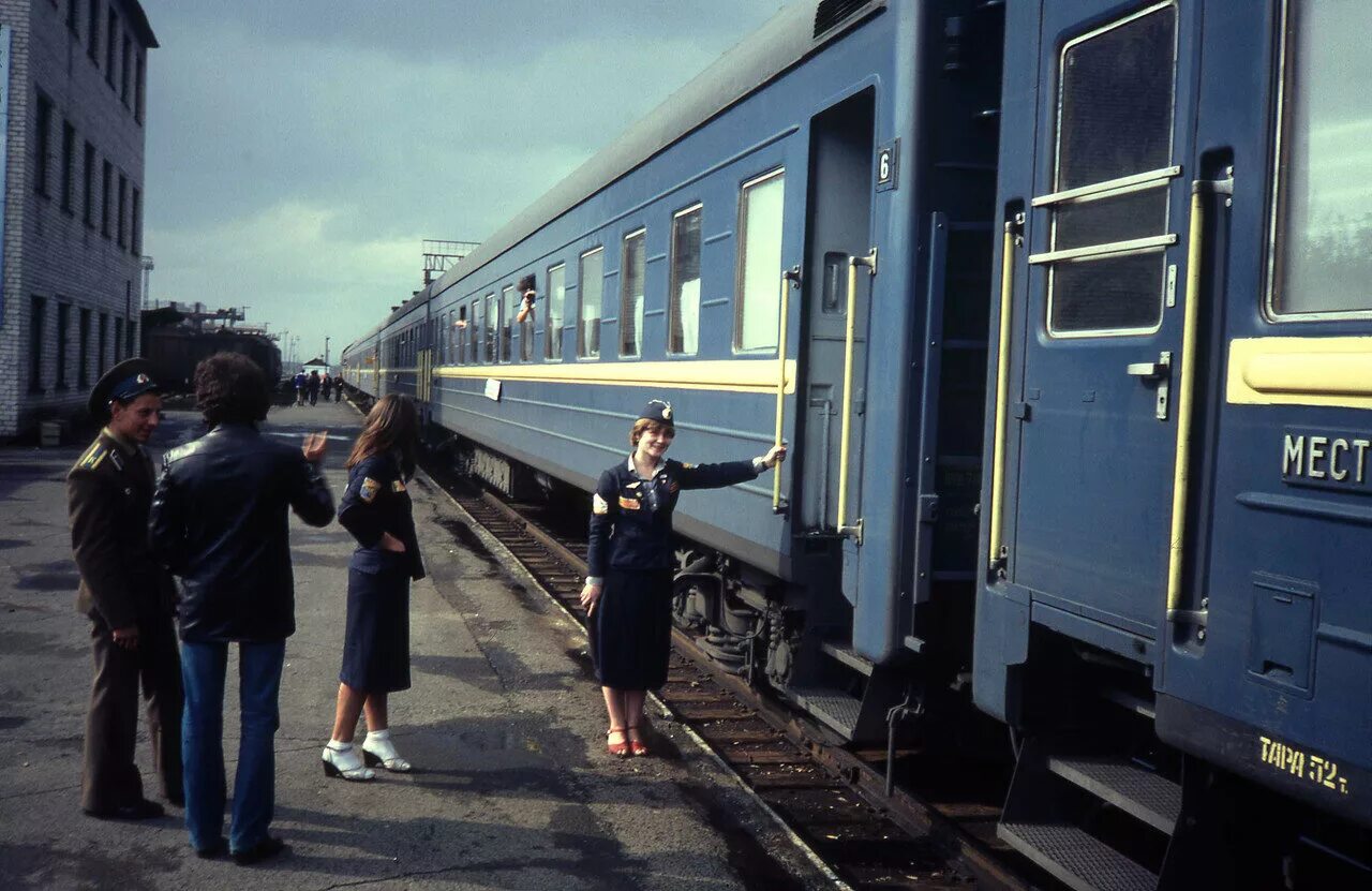 Orient express train. человек сидит в поезде. советские пассажирские вагоны. ржд вагоны плацкарт боковые. свердловск - ленинград поезд ссср.