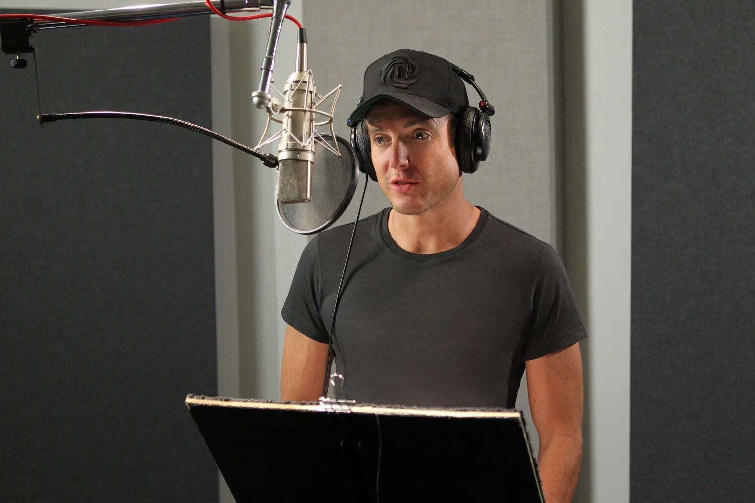 студия озвучки. студия озвучки. как сделать закадровый голос. зажимы в голосе. диктор озвучка.