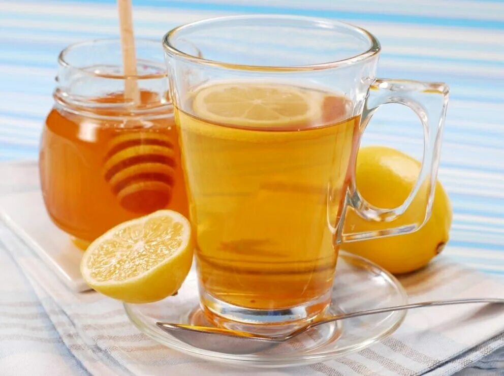 Чай с лимоном и медом. Вода с лимоном и медом. Медовая вода с лимоном. Медовые напитки. Полезно пить воду с медом