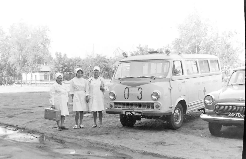Первые станции скорой помощи. РАФ 977. Микроавтобус РАФ 1968. РАФ 977 скорая. РАФ 977 медицинский СССР.