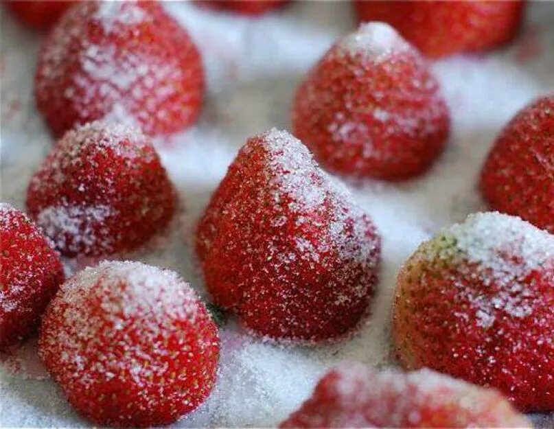 Сахар фрукты протертые. Клубника с сахаром. Клубника в сахаре. Замороженные ягоды. Клубника в сахаре на зиму.