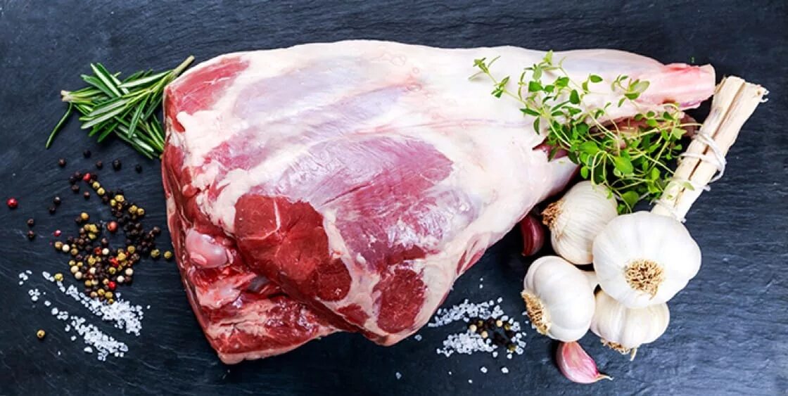 Мясо кострец лопатка баранина. Баранина на белом фоне. Мясо говядина нога. Мясо говядина нога. Голяшка баранья.