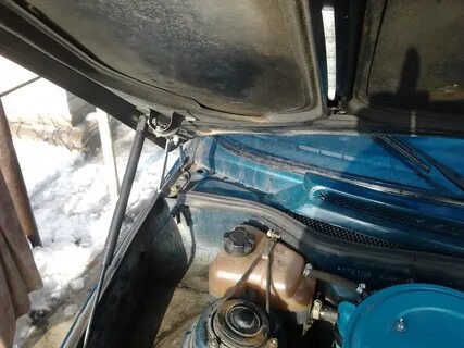 Капот открывался из салона