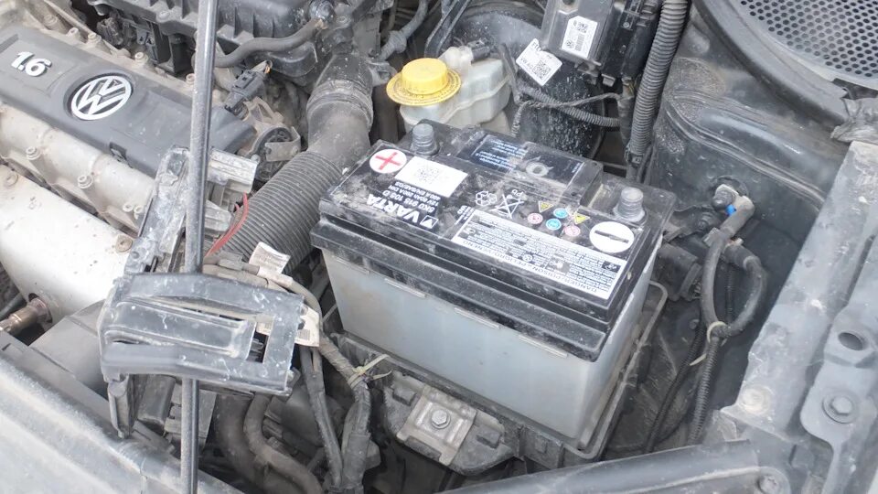 Поло аккумулятор какая полярность. Акб поло седан 1.6. volkswagen polo sedan 2012 аккумулятор. аккумулятор vw polo sedan 1.6. аккумулятор vw polo sedan 1.6 2013.