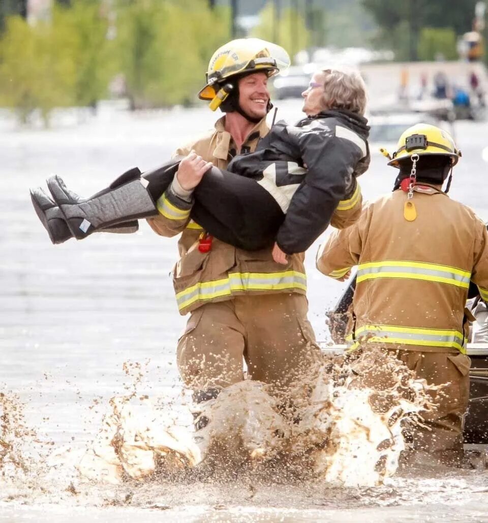 Пожарный. Спасатель. Спасатели спасают людей. Пожарный выносит