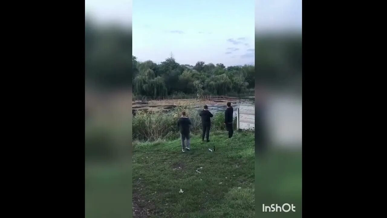 Невдалеке проглядывали остатки то ли плотину то. Взорвали дамбу на украине. наводнение в кривом роге. взорвали плотину.