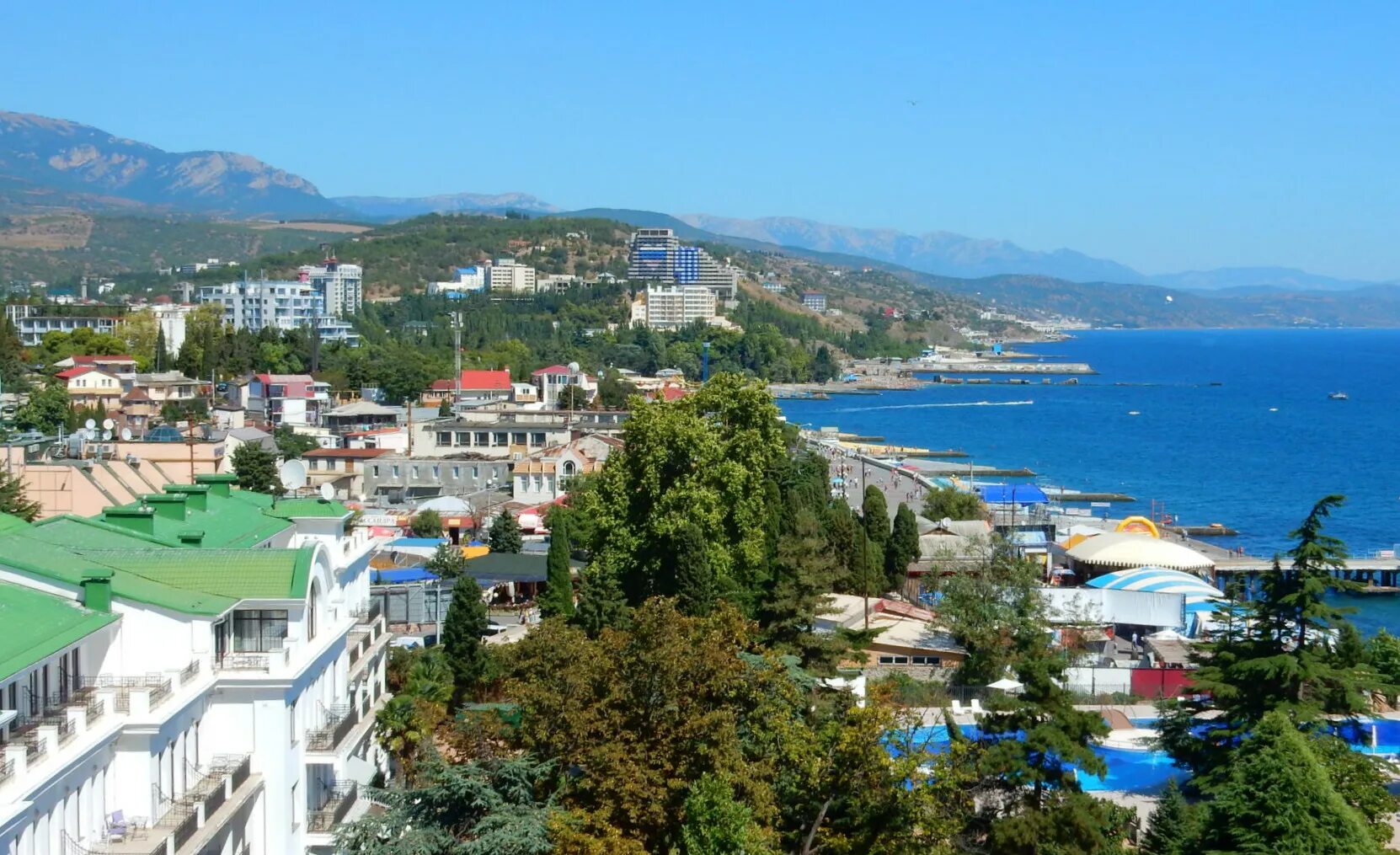 Крым где переночевать. Алушта Крым. Алушта Ялтинская. Крым Алушта вид сверху. Г. Алуште виды.