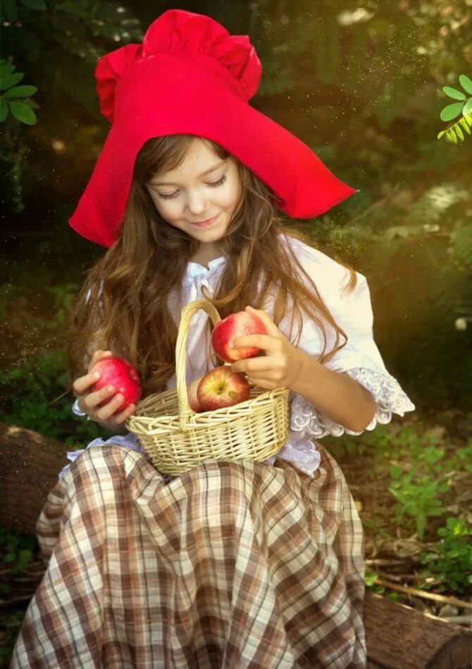 Шапка красной шапочки. Кэтрин гайндр красная шапочка. Красная шапочка красной шапочки. Рона джереми красная шапочка. Шляпа красной шапочки.