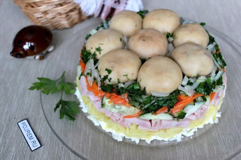 Салат полянка с опятами и ветчиной. Салат грибная поляна с шампиньонами и ветчиной. Салат полянка с ветчиной. Полянка с ветчиной. Салат грибное лукошко с опятами.