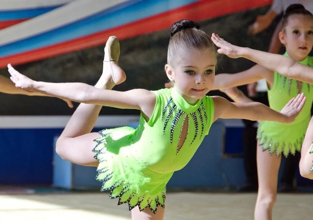 Выступление художественной гимнастики 5 лет. Художественная гимнастика 5 лет. гимнастический купальник для соревнований. художественная гимнастика дети купальники. купальник для гимнастики для девочки.