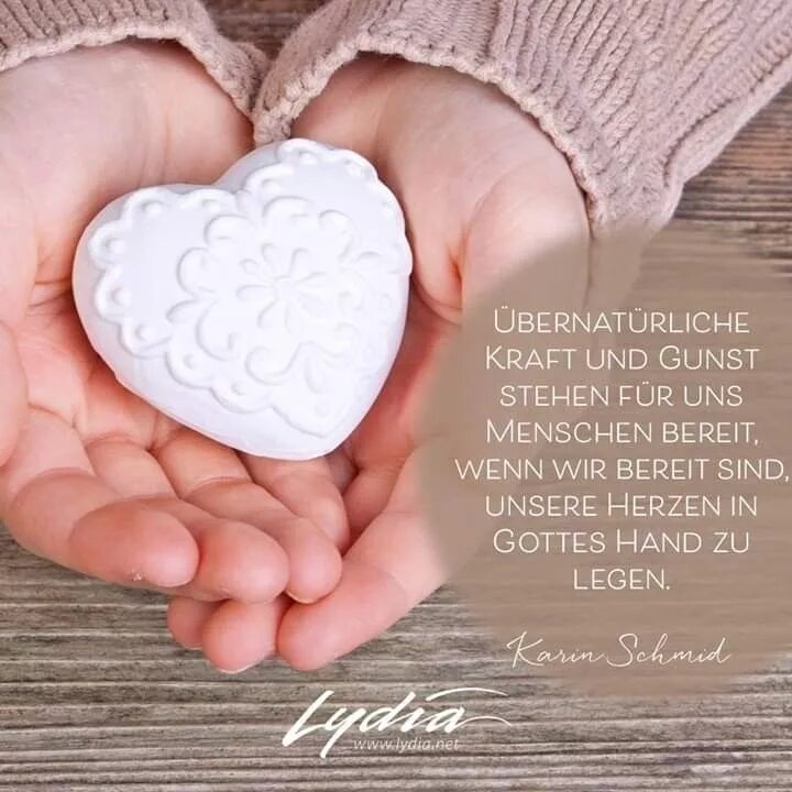 Руки на белого сердца. Несу добро. Девушка держит в руках сердце. Сердце клон раскрывающееся. Белое сердечко от девушки.