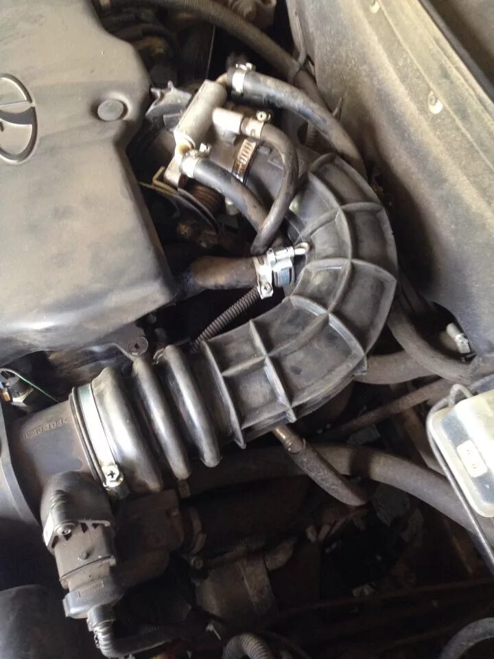 Масло в гофре воздушного фильтра ваз 2112. Гофра воздушного фильтра ваз 2114. Масло в воздушном фильтре приоры. Масло в гофре воздушного фильтра ваз 2115. Масло попадает в воздушный фильтр причина.