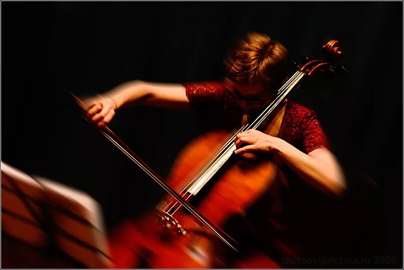 Полина тхай национальность. Полина тхай виолончель. Гиедре дирванаускайте — виолончель. Уэнсдей с виолончелью. Кучерявая виолончелистка.