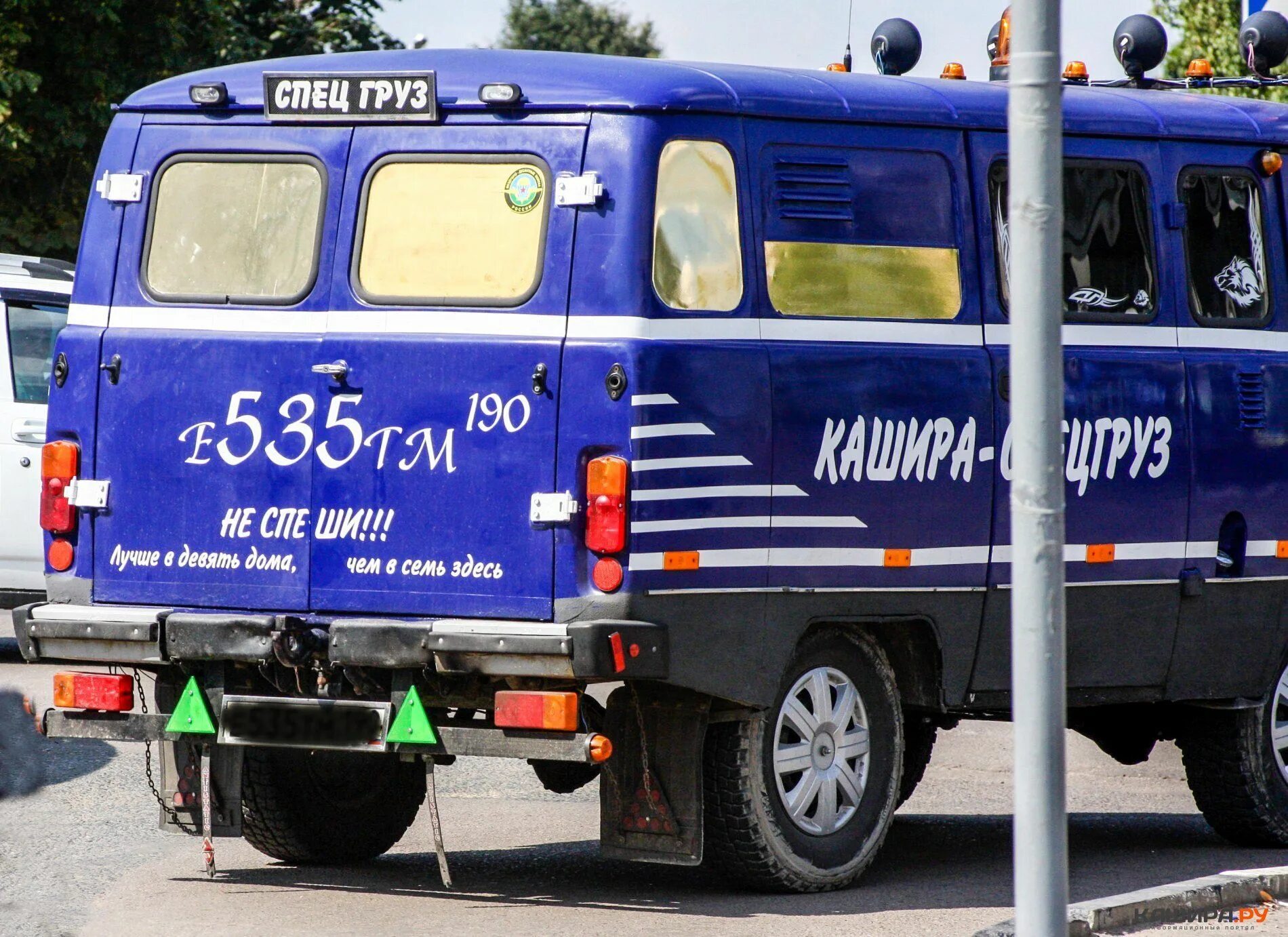 Как называется машина которая возит трупы. Специализированные автомобили. Катафалк скорой помощи. Автомобиль для перевозки трупов. Скорая для перевозки трупов.