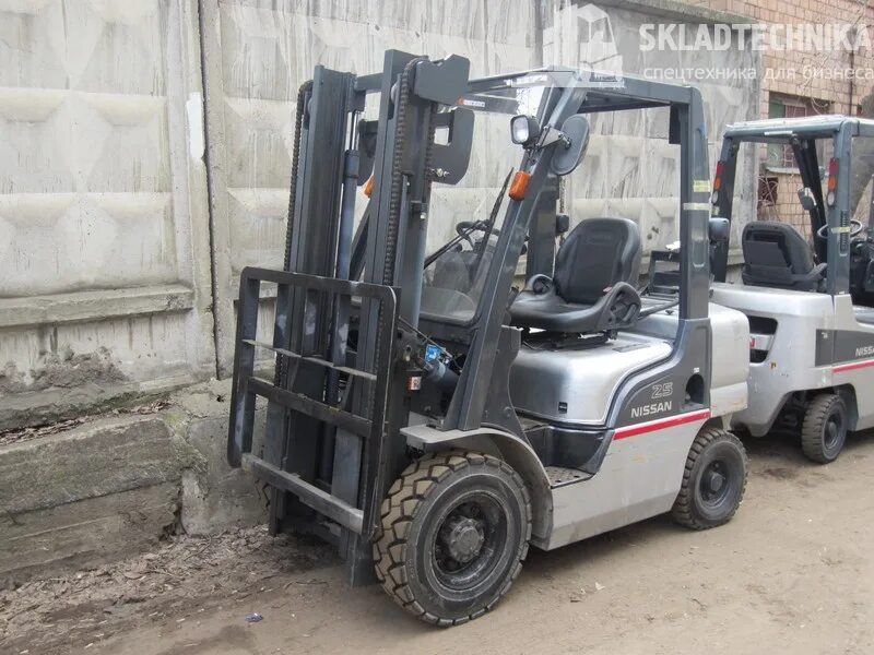 Погрузчики б у екатеринбург. Komatsu 15 погрузчик. Погрузчик б/у. Автопогрузчик nissan fg15. 5 т бензиновый.