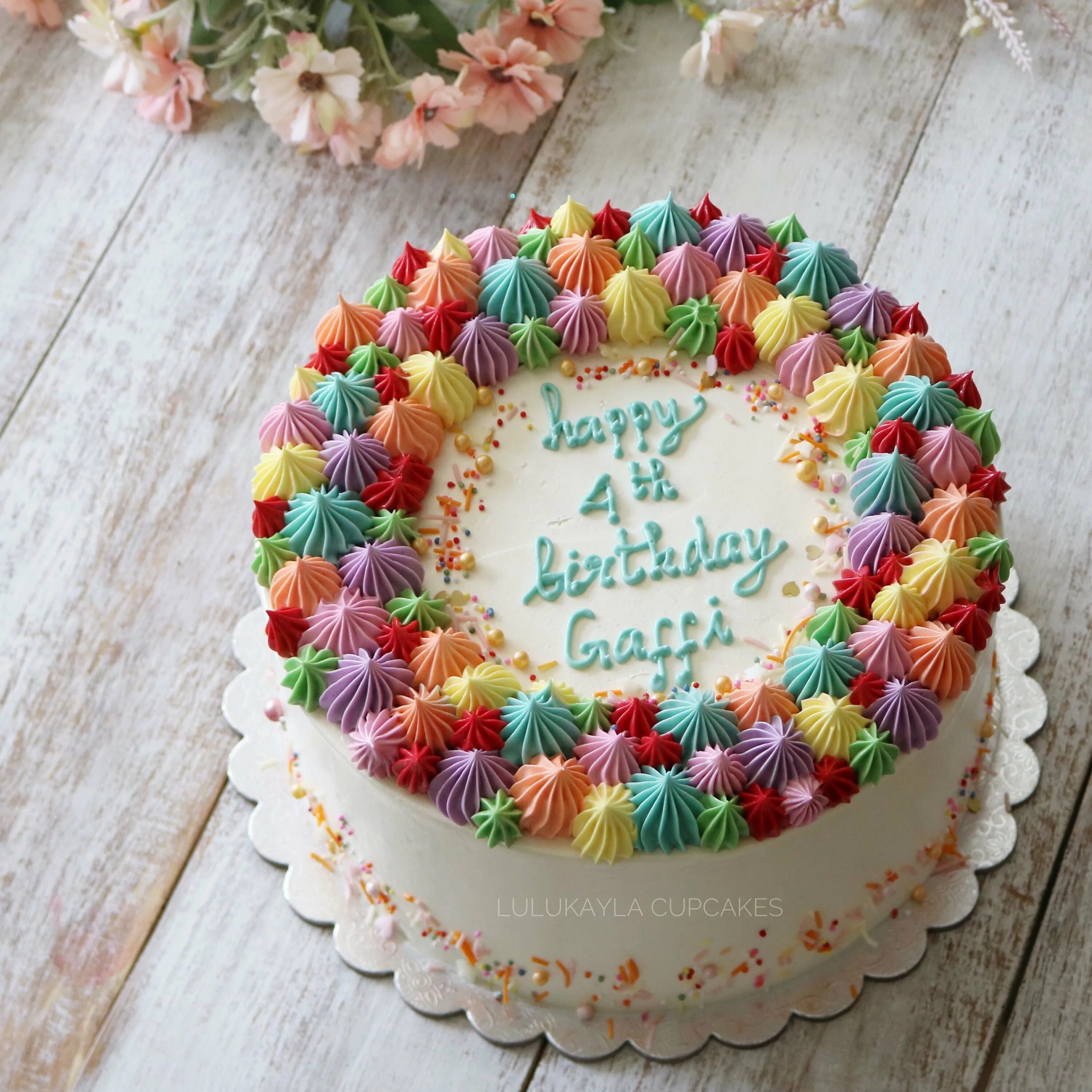 Торт украсить красивые день рождение. Украшение торта. Красивые торты на день рождения. Декор торта на день рождения. Красивое украшение торта.