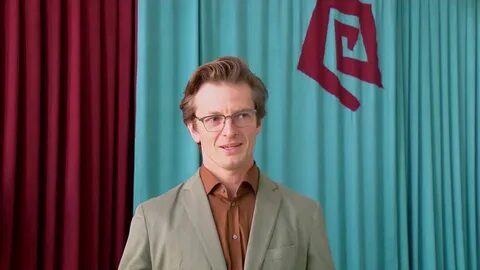 Художественный руководитель в школе