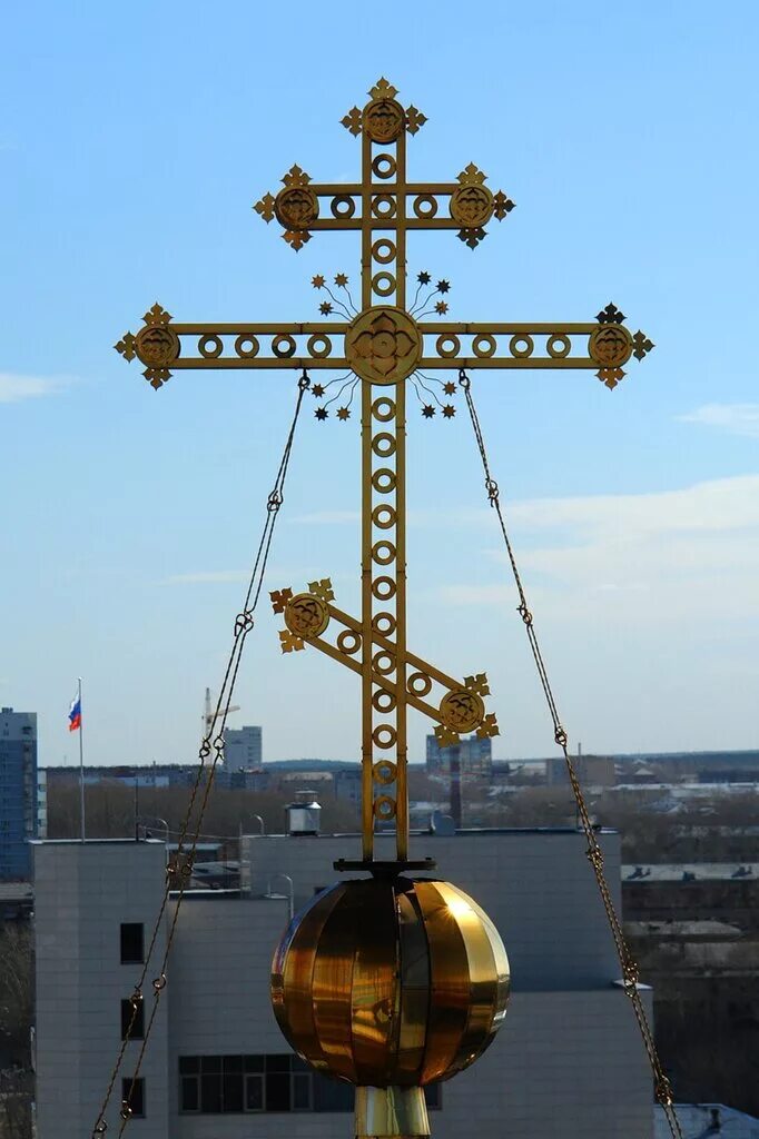 восьмиконечный православный крест с куполом. богоявленский собор ногинск крест на куполе. фото крестов храма. крест на куполе. православный крест над куполом церкви.