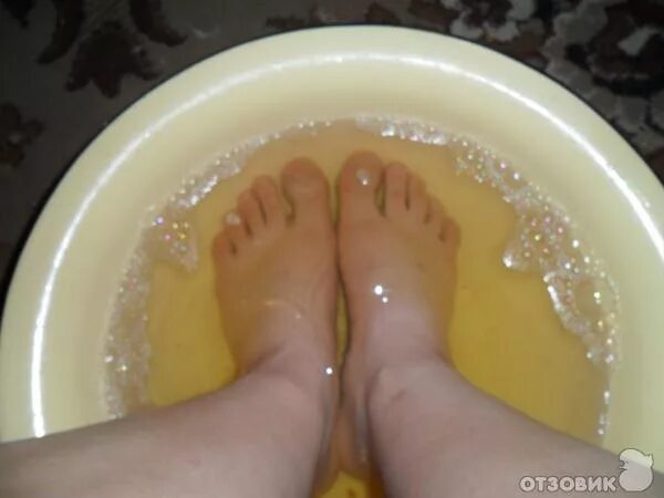 Можно ли греть ноги в горячей воде. Грибок стопы ванночки для ног. ноги в тазу. горчичные ванночки для ног.