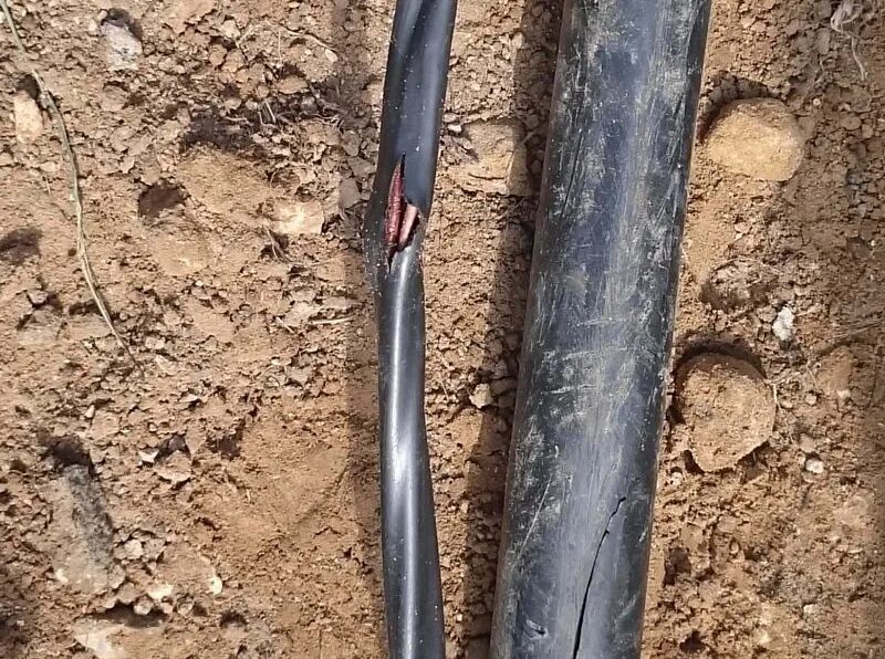 Определение повреждение кабеля. Дренажный провод кабеля разрывной. Прокладка кабеля в земле. Электрический кабель поврежден. Кабель под землей.