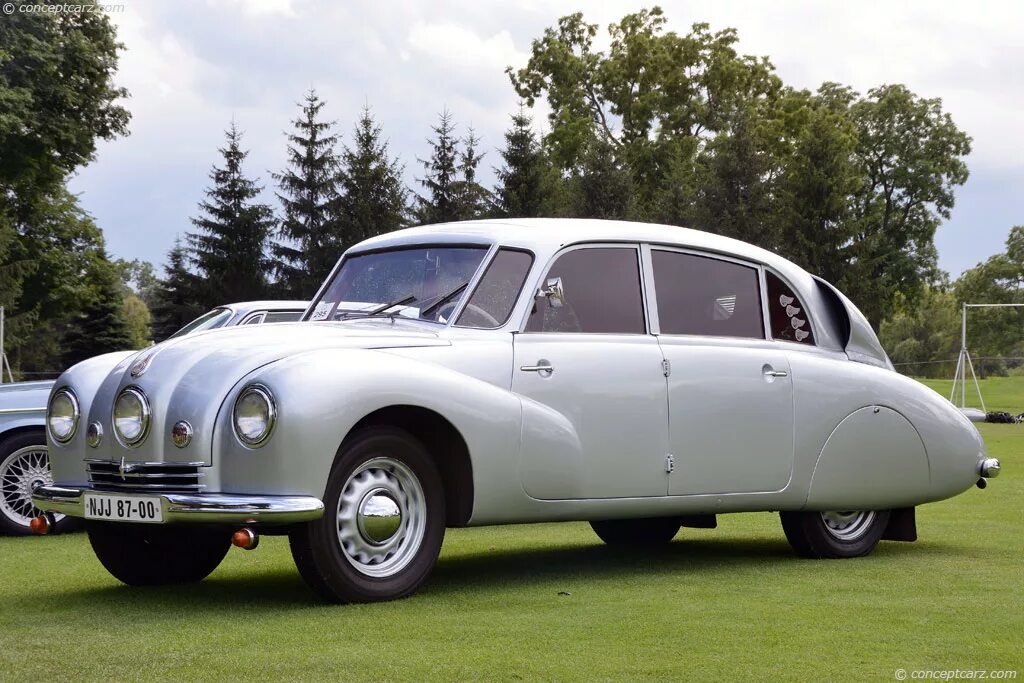 Фара pontiac bonneville. Ретро автомобиль с тремя фарами. Татра 3. Автомобиль tucker 48. Автомобиль с тремя фарами.