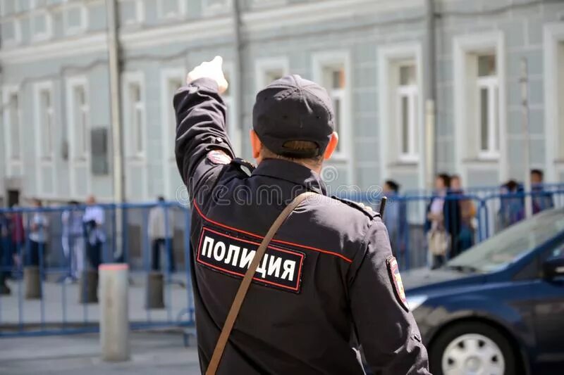 Полиция стоит. Полицейский стоит. Стоячий полицейский. Стоящий полицейский. Policeman на русском