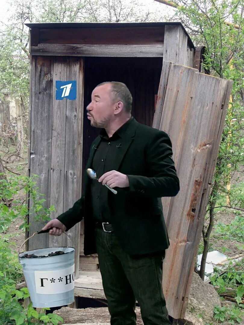 девочка с ведром. туалет в селе ведро. ходим в туалет в ведро. мужик с ведром. ходим в туалет в ведро.