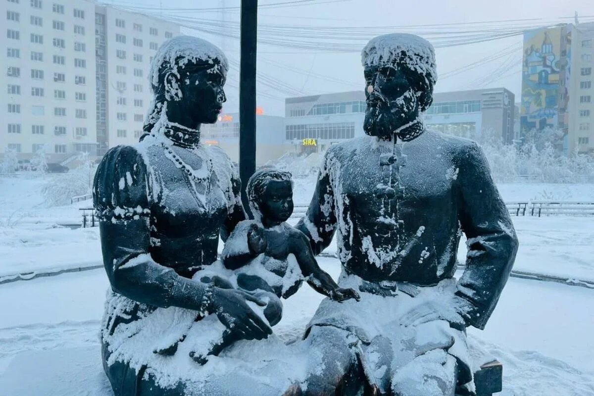 Памятник семену дежневу. Памятник дежневу и абакаяде якутск. памятик дежнёву в якутске. абакаяда и дежнев памятник.