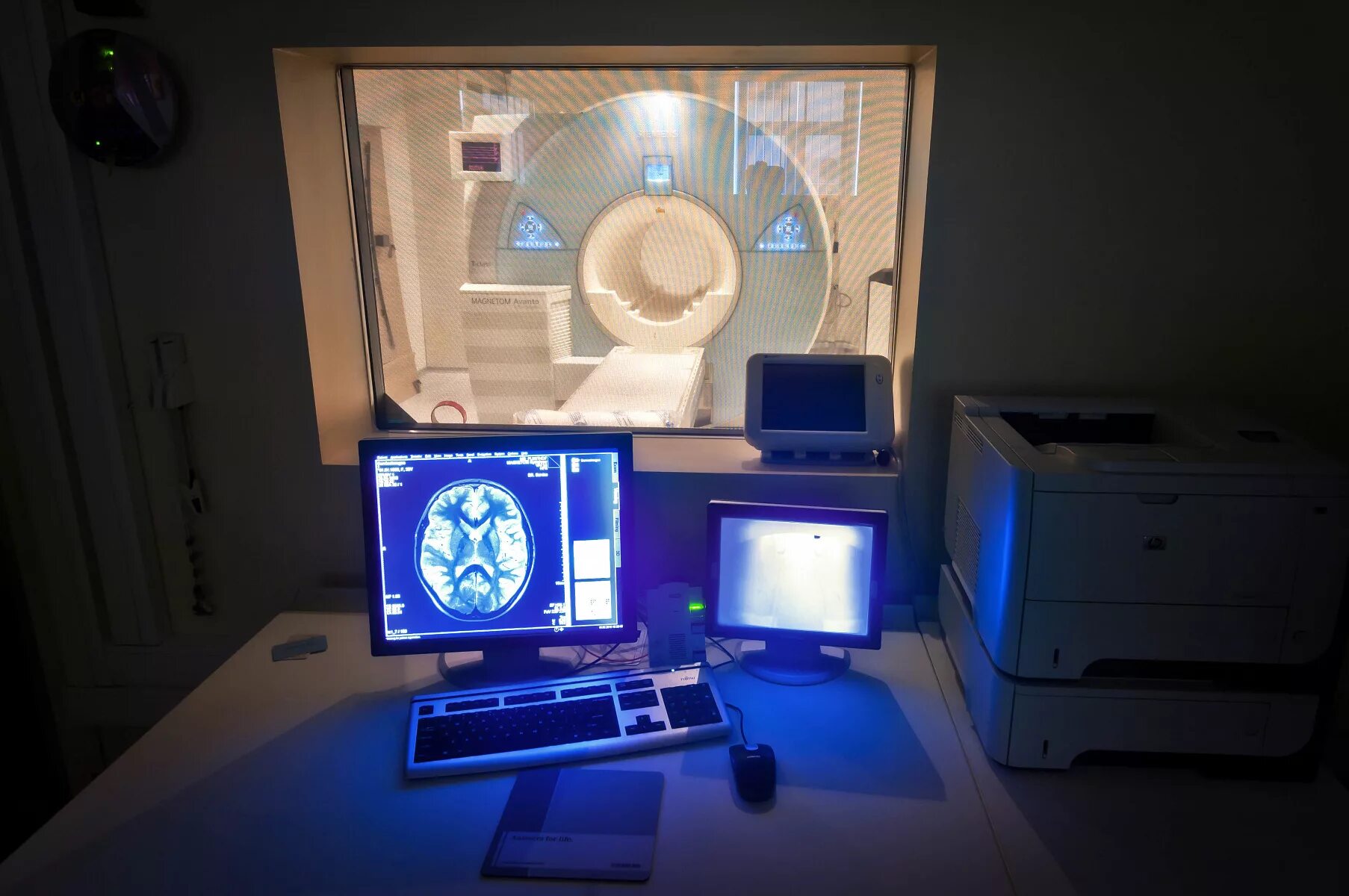Лучевая диагностика. Рентгенология и компьютерная томография. Магнитно-резонансная терапия аппарат. Кабинет лучевой диагностики.