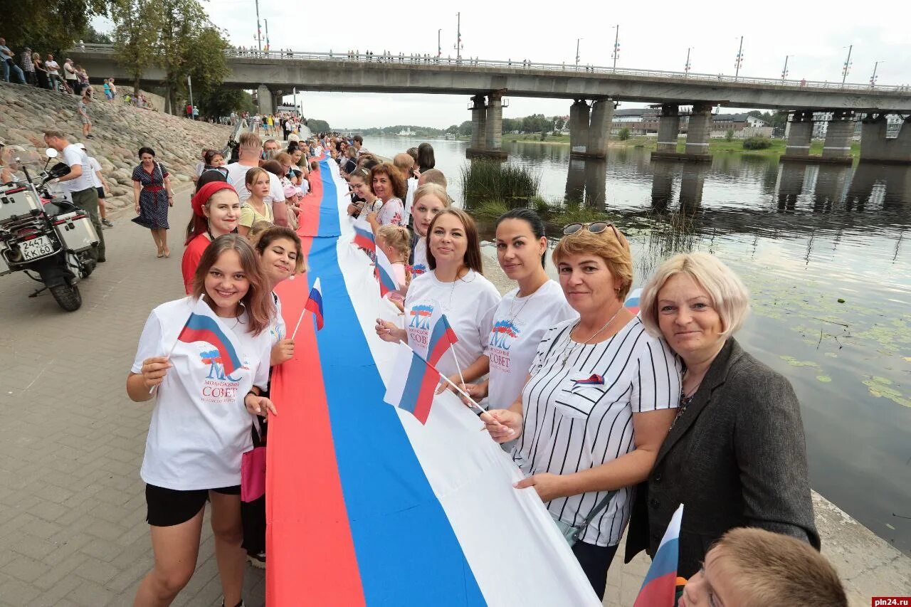 День псковского флага. Самый длинный флаг России. День флага Псковской области. Рекорд Псков. Флаг на набережной Псков.