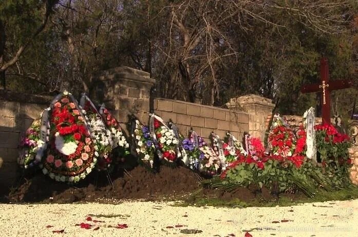 Где похоронен сын. Виктор янукович младший похороны. Мехмет сын сулеймана гробница трон. Похороны сына президента татарстана. Могила мехмета сына сулеймана.