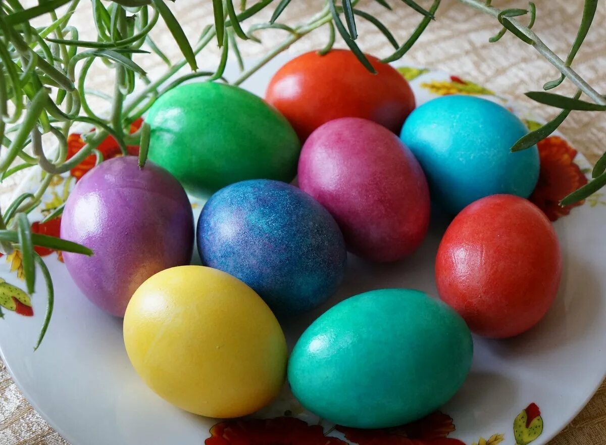 Разноцветные яйца на пасху. Яйца крашенки. Крашеные яйца крашенки. Пасхальное яйцо крашенка. Крашенки яйца на Пасху.