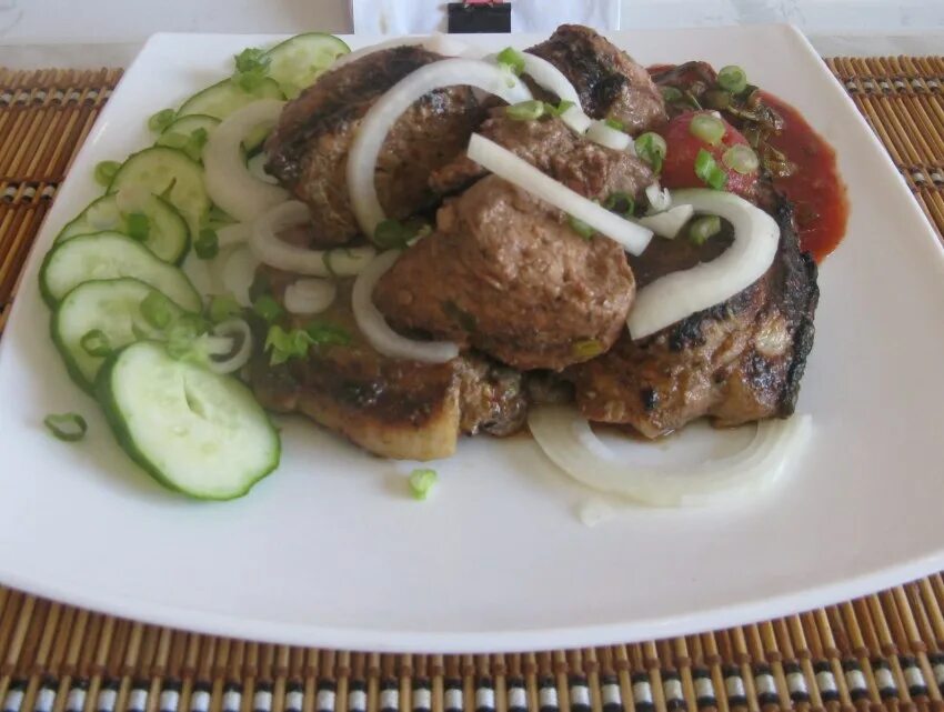 Телятина по орловски. Говядина по кавказски. Мясо по кавказски. Лук по кавказски рецепт. Кавказские гарниры.