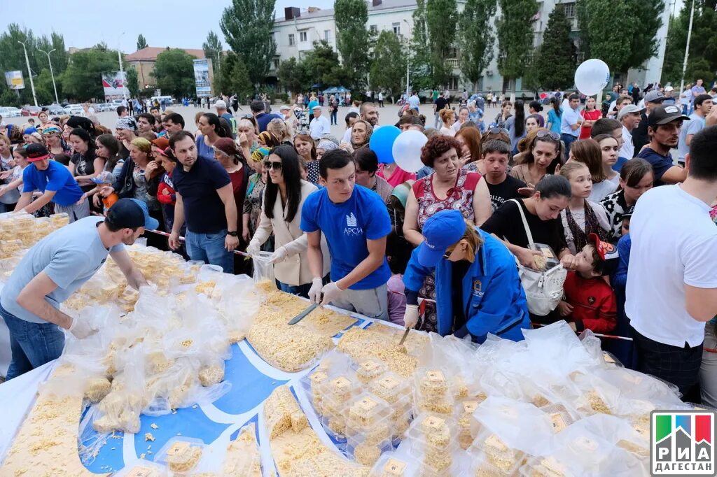 Ураза праздник выходной. Блюда на Ураза байрам. Чак Чак на Ураза байрам. С праздником Ураза байрам Дагестан. Сладости на Ураза байрам в Дагестане.