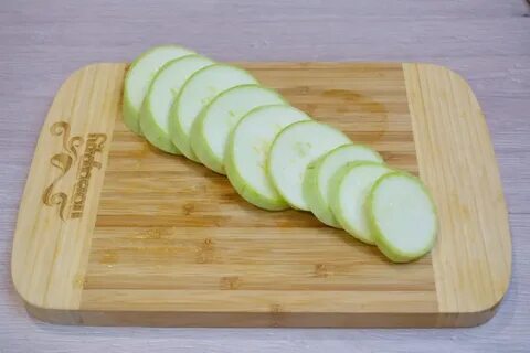 Нарезать кабачки