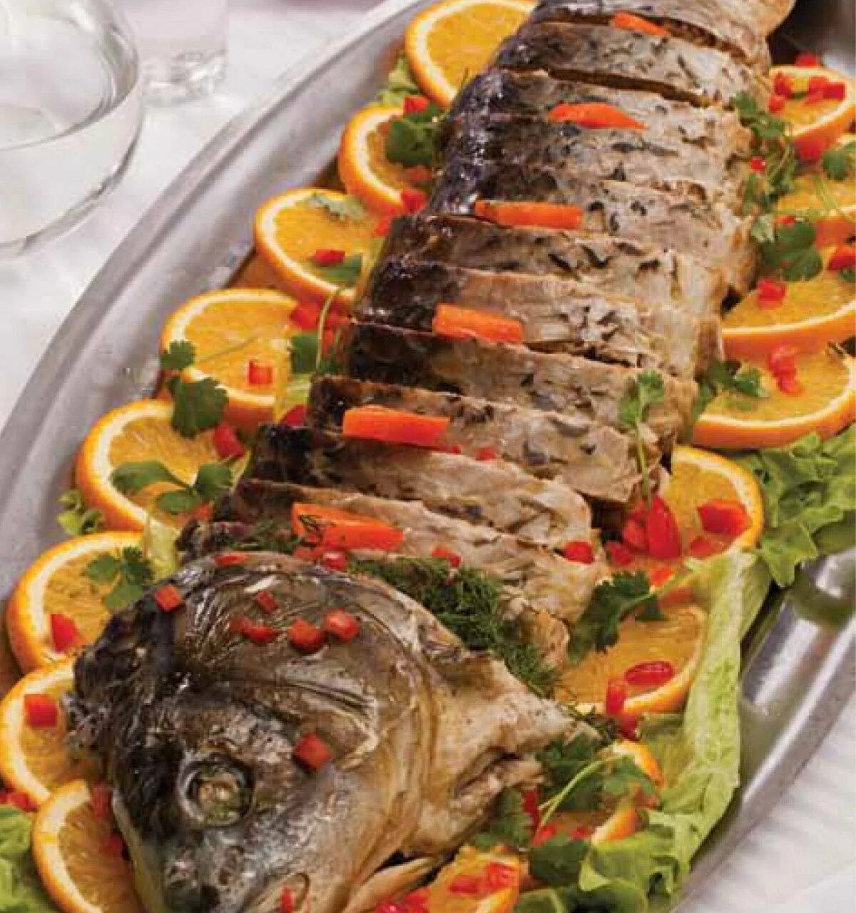 Блюда рыба фаршированная. Еврейская кухня гефилте Фиш. Фаршированная рыба по-еврейски. Гефилте Фиш в Израиле. Рыба Фиш по-еврейски.