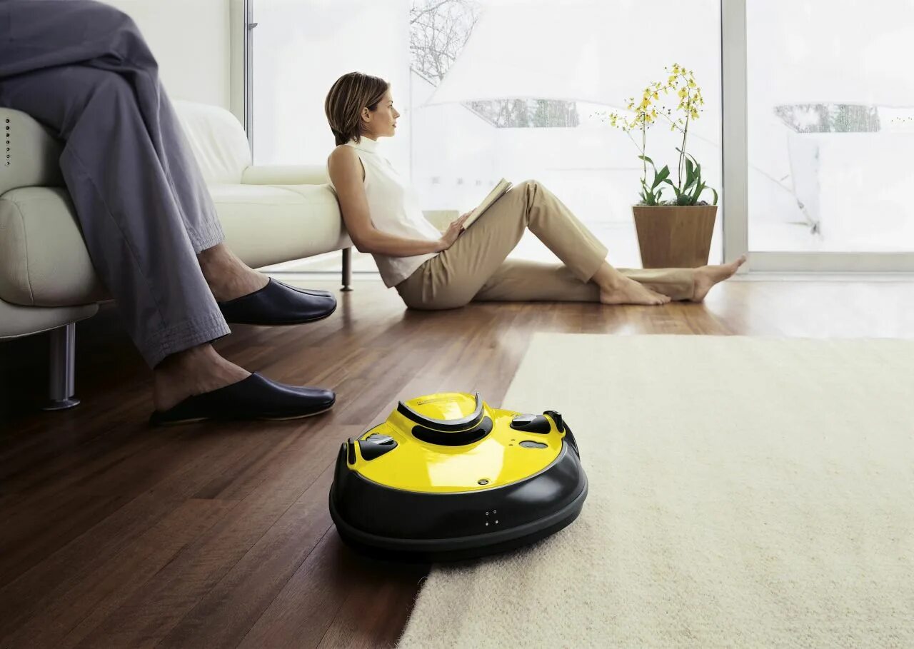 Робот техника для дома. Робот-пылесос karcher rc 4.000. робот пылесос в доме. робот пылесос в быту. робот пылесос убирается.